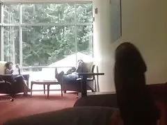 მომხიბლავი შავგვრემანი Rahyndee ჯეიმს არის გაოცებული